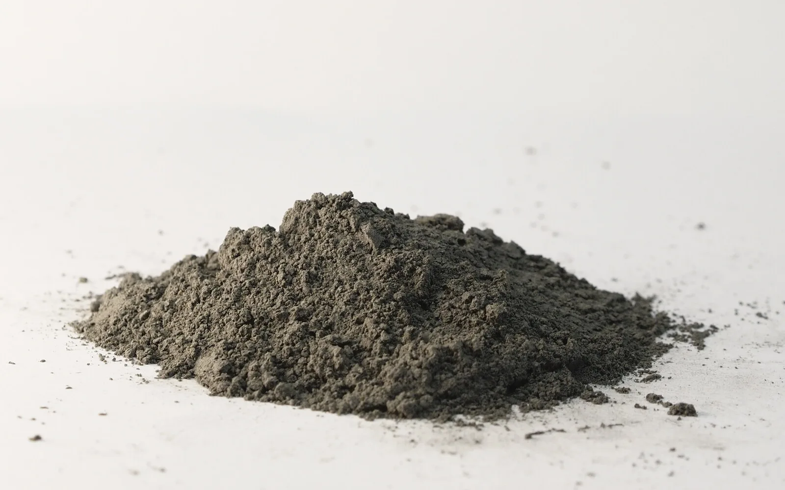 Zerkleinertes Pulver, Haufen auf hellem Grund
